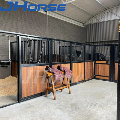 Pulverisieren Sie europäische Pferdeinnenställe der Beschichtungs-2.5m-4.0m mit Front Sliding Doors